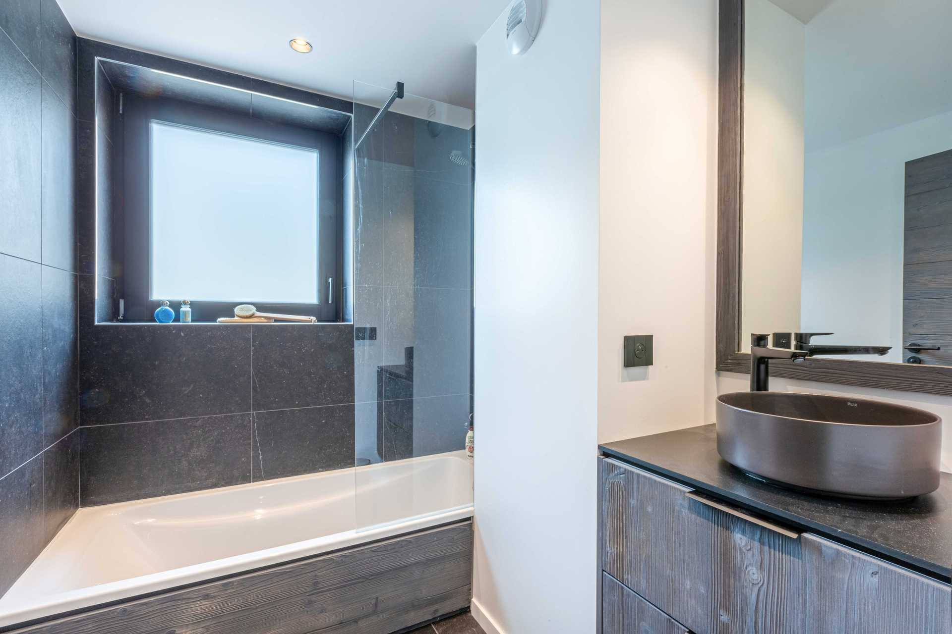 _lv_images__lot_0002340278_13_1456666