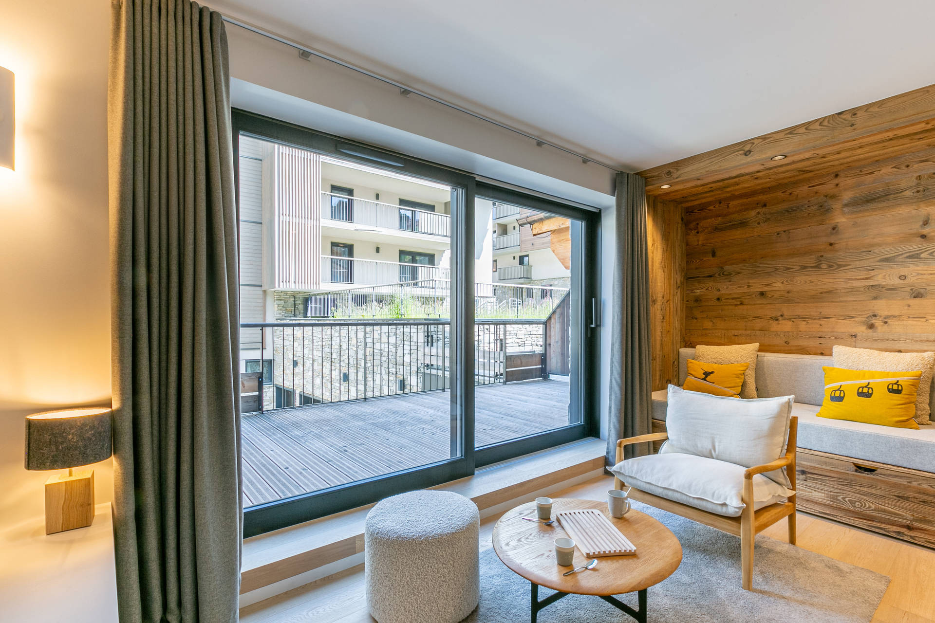 _lv_images__lot_0002340282_03_1458094