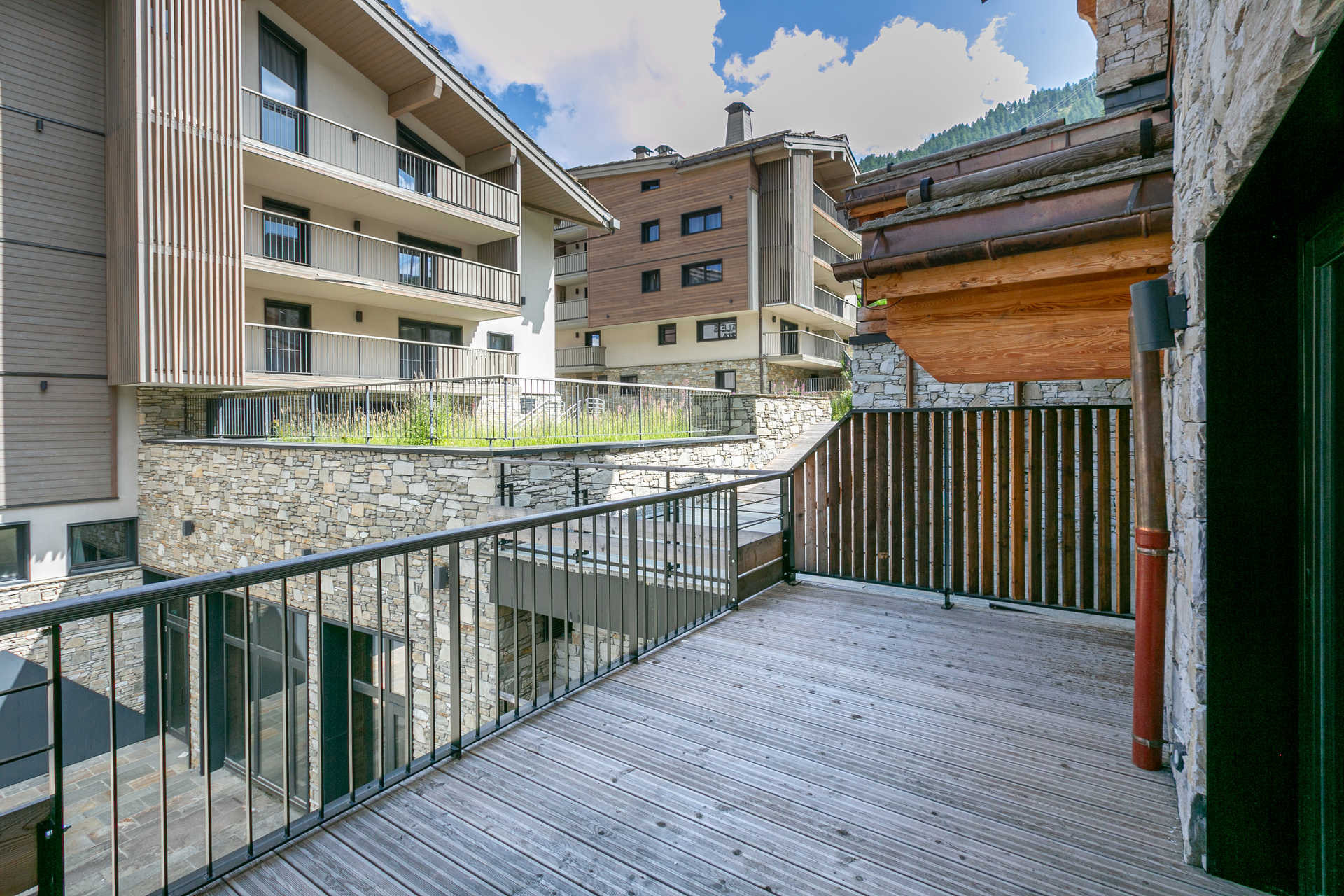 _lv_images__lot_0002340282_16_1458107