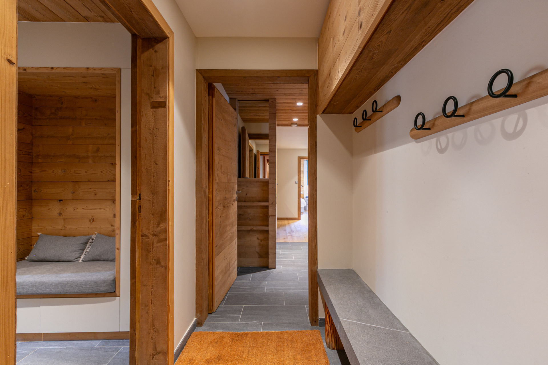 _lv_images__lot_0002340285_10_1457928