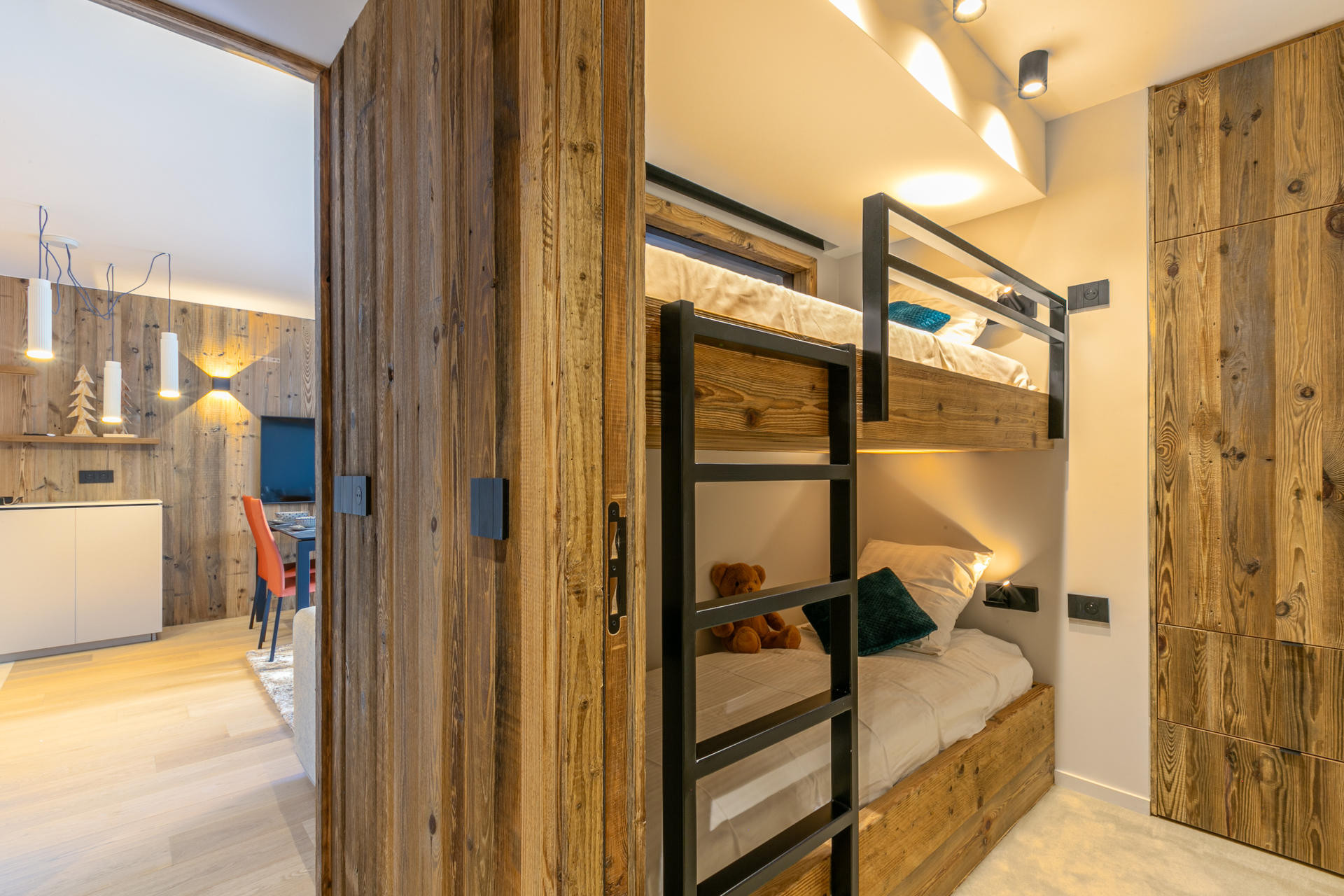 _lv_images__lot_0002340296_09_1458325