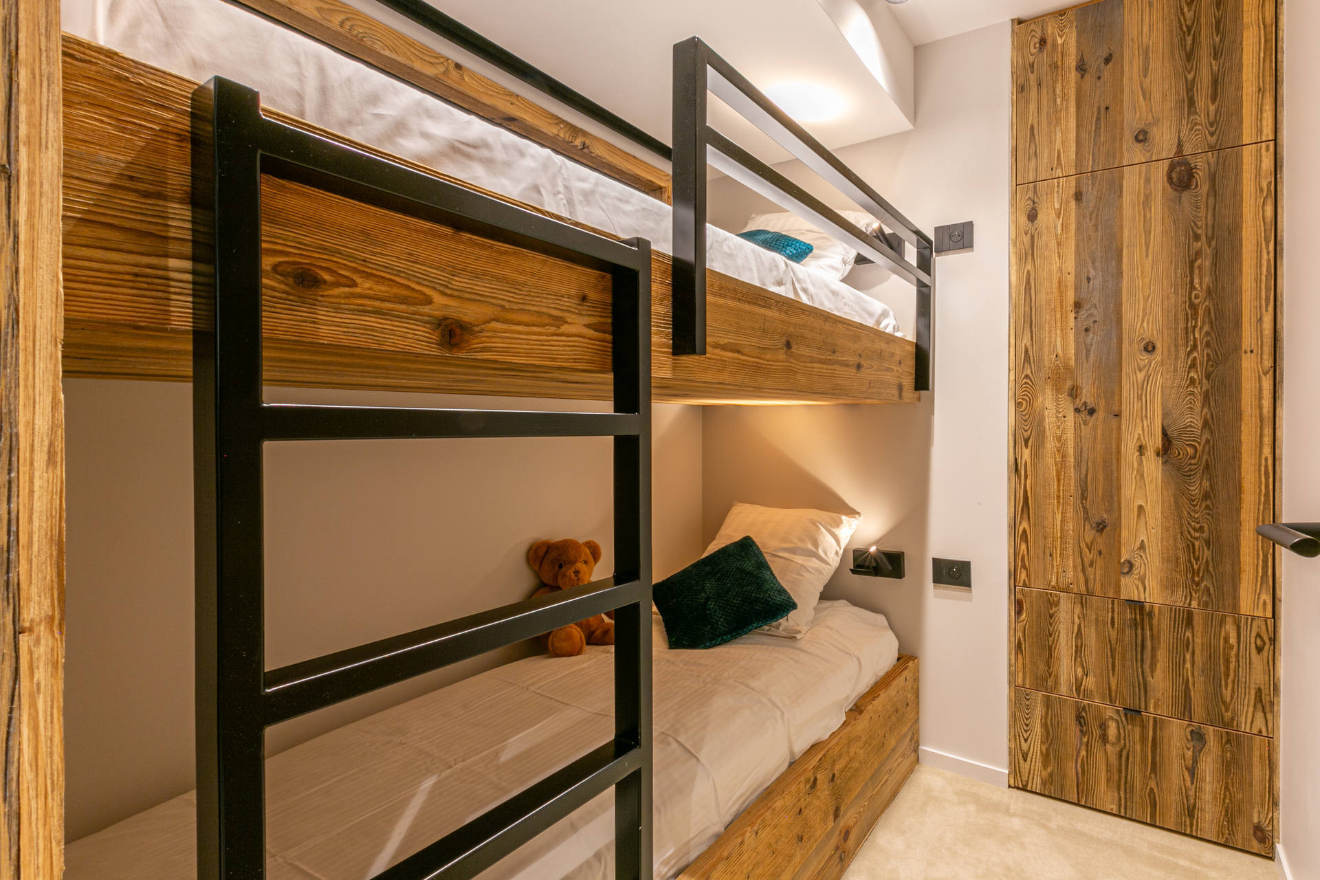 _lv_images__lot_0002340296_10_1458326