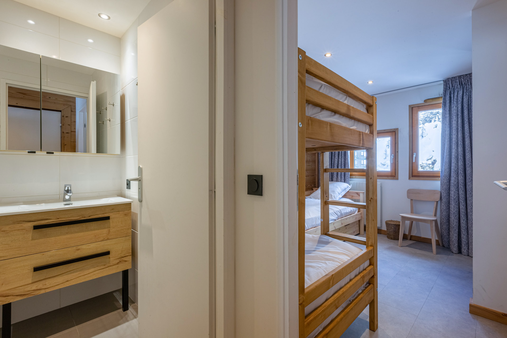 _lv_images__lot_0002340301_07_1455888