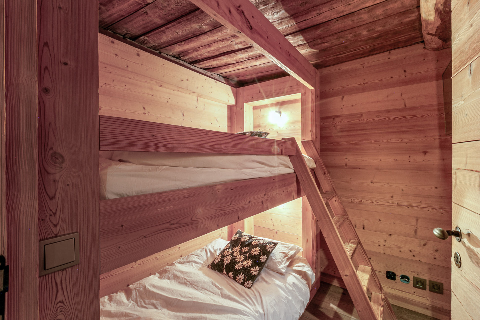 _lv_images__lot_0002340306_15_1456652