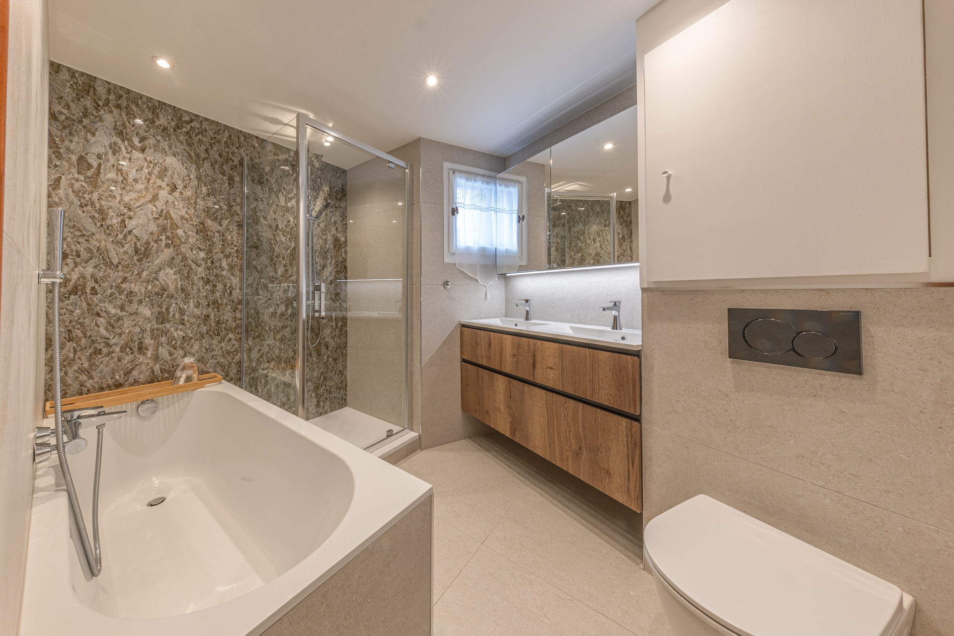 _lv_images__lot_0002340323_10_1454653