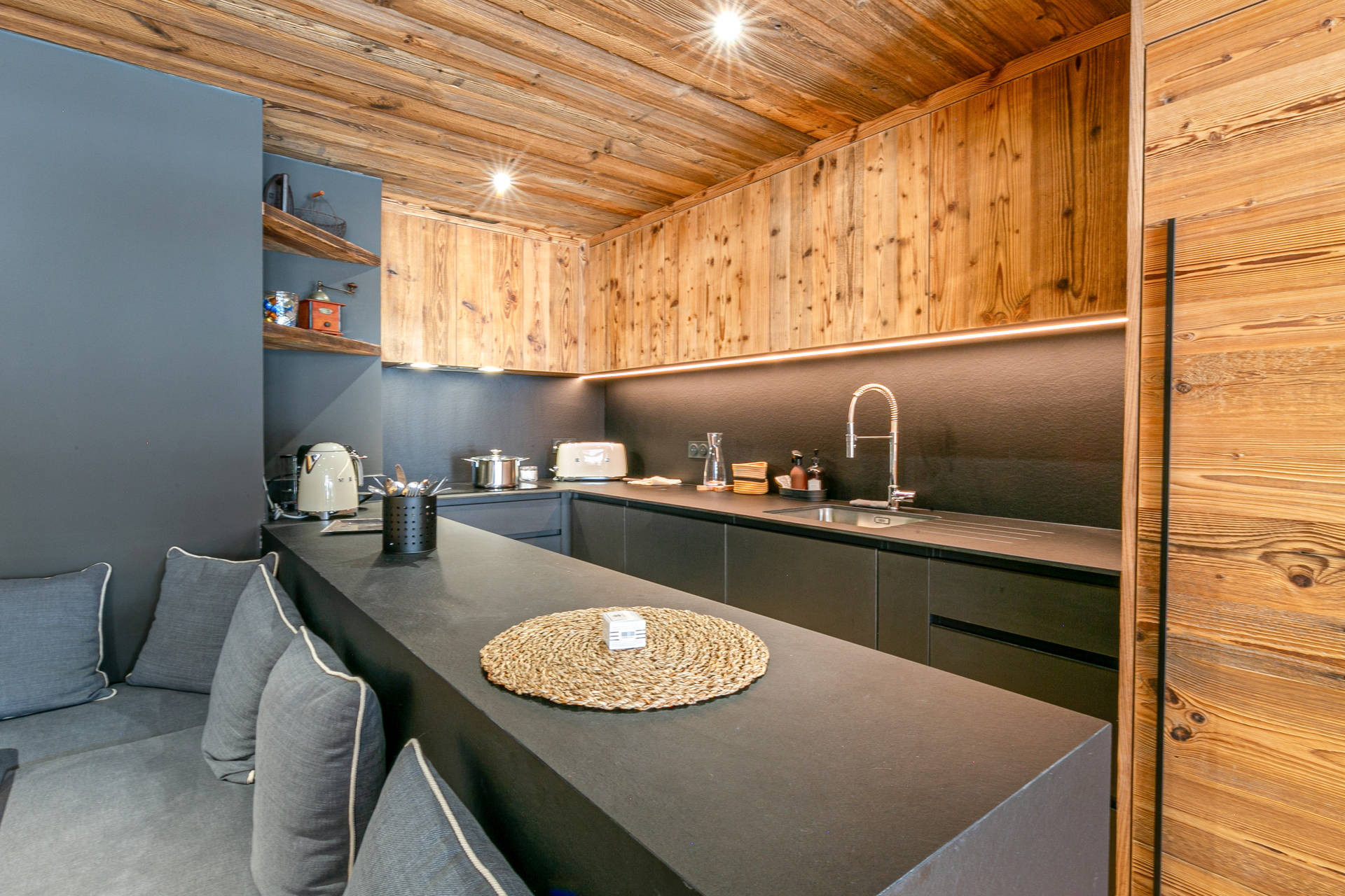 _lv_images__lot_0002340325_08_1455404