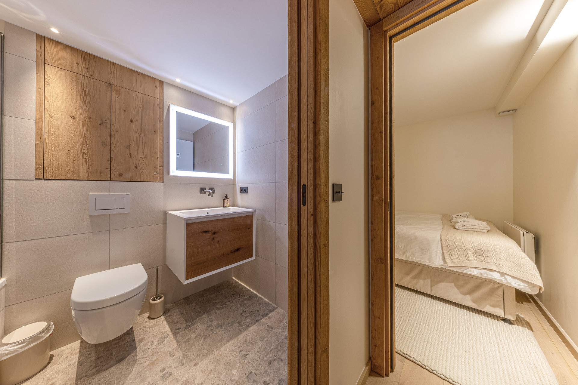 _lv_images__lot_0002340329_08_1455117