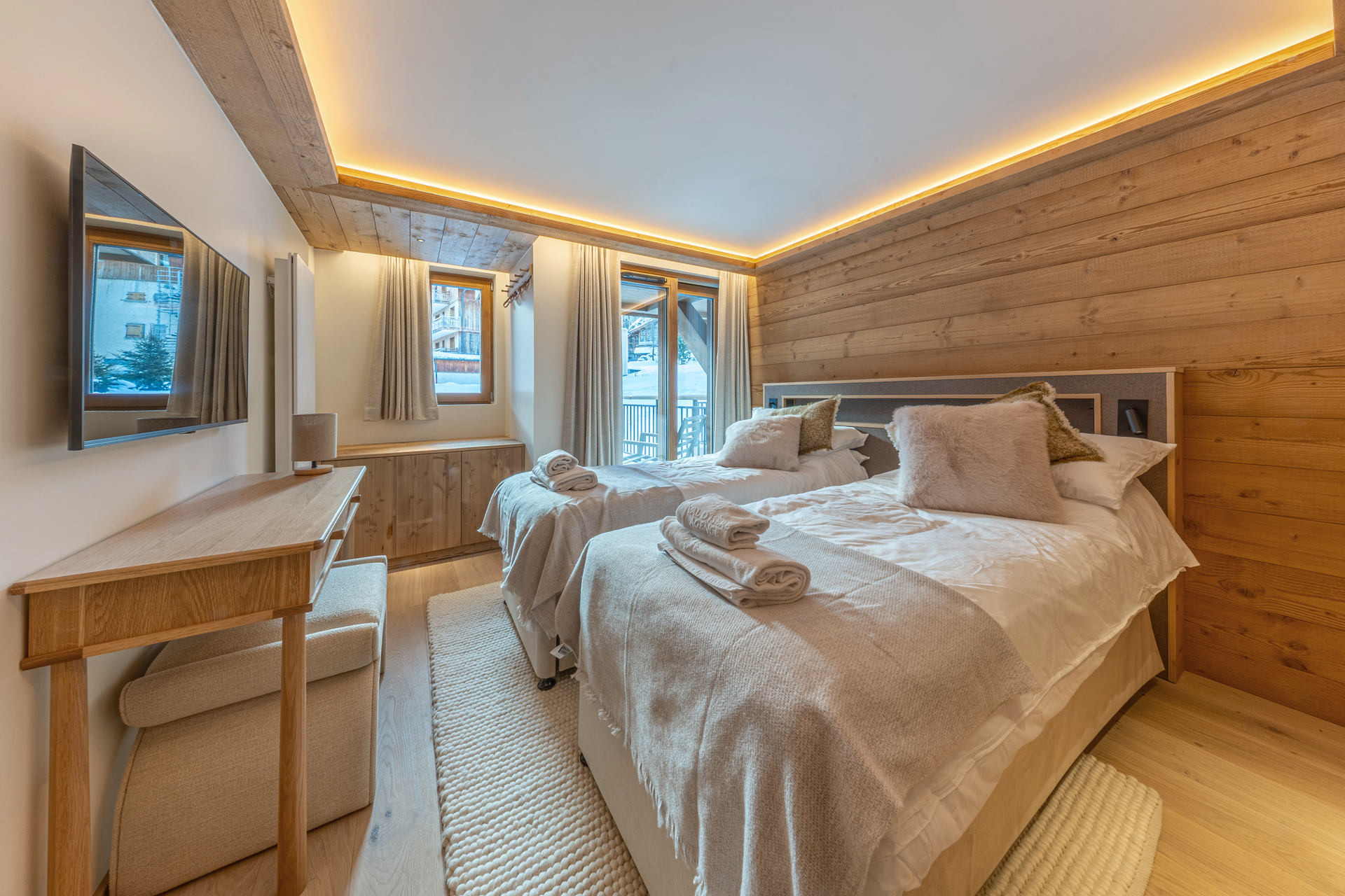 _lv_images__lot_0002340329_10_1455119