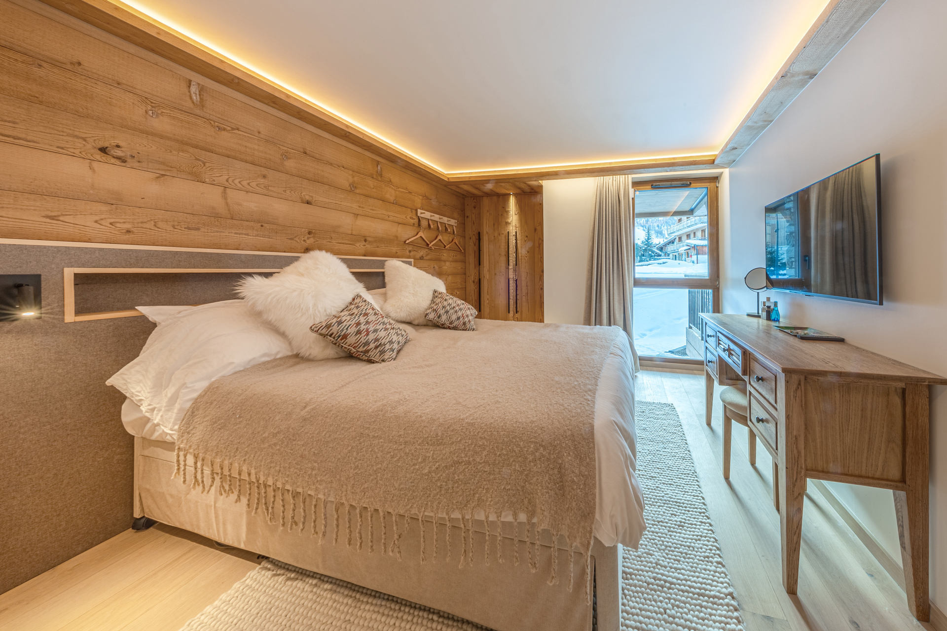 _lv_images__lot_0002340329_12_1455121