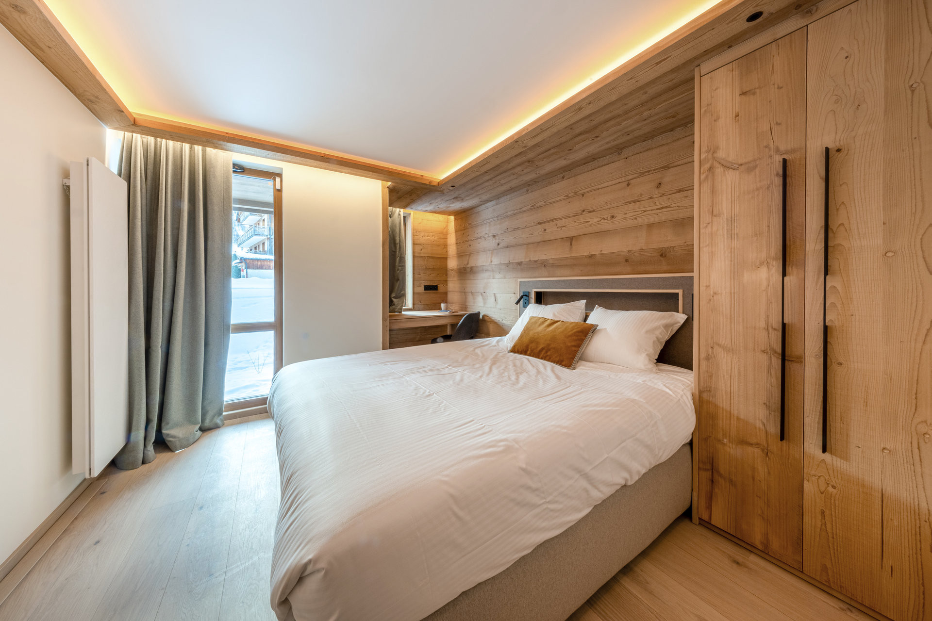 _lv_images__lot_0002340333_08_1454967