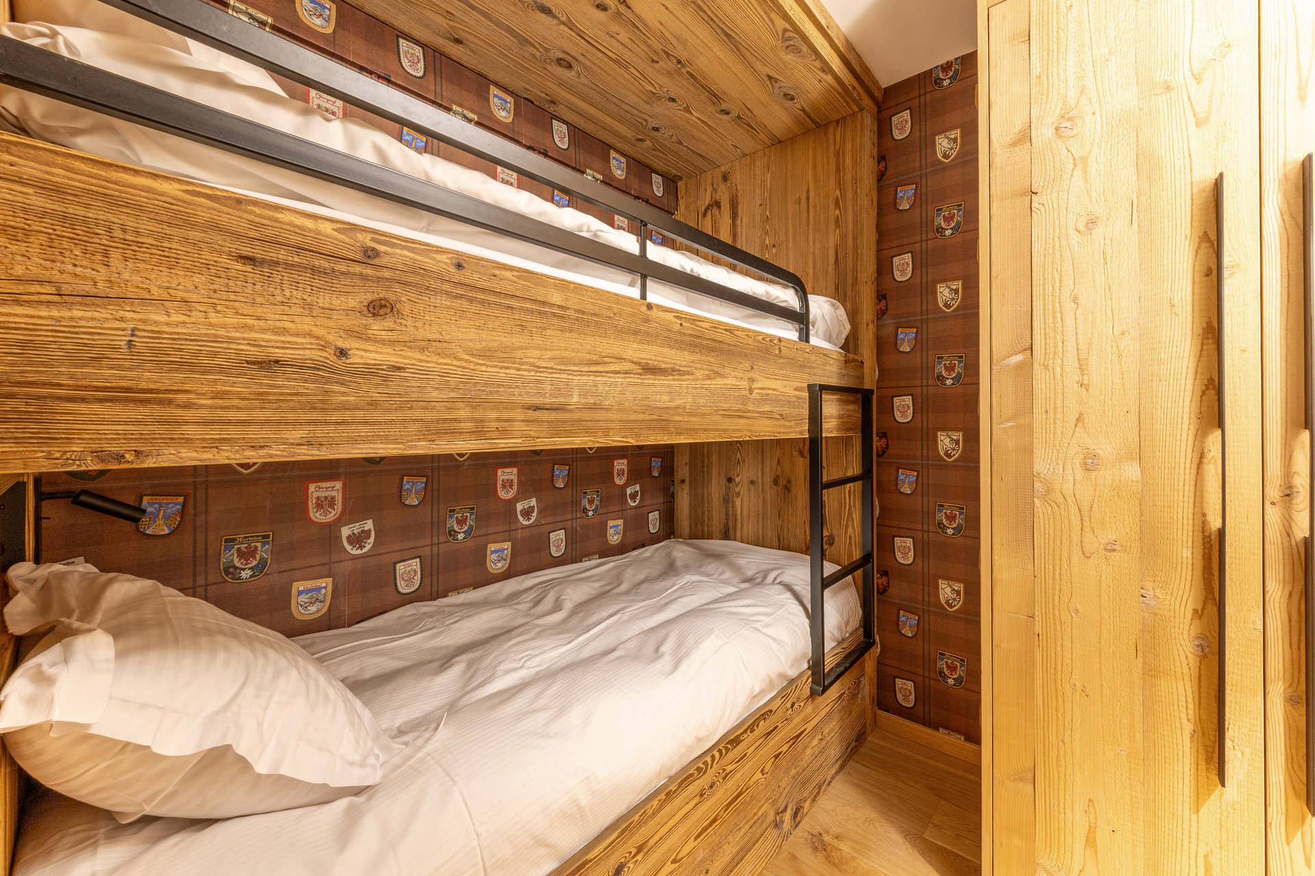 _lv_images__lot_0002340344_12_1455105