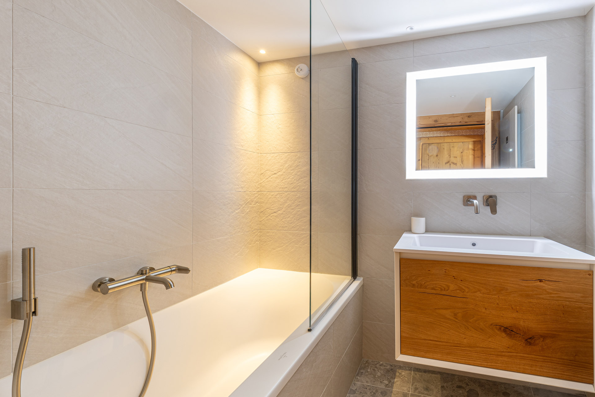 _lv_images__lot_0002340344_13_1455106