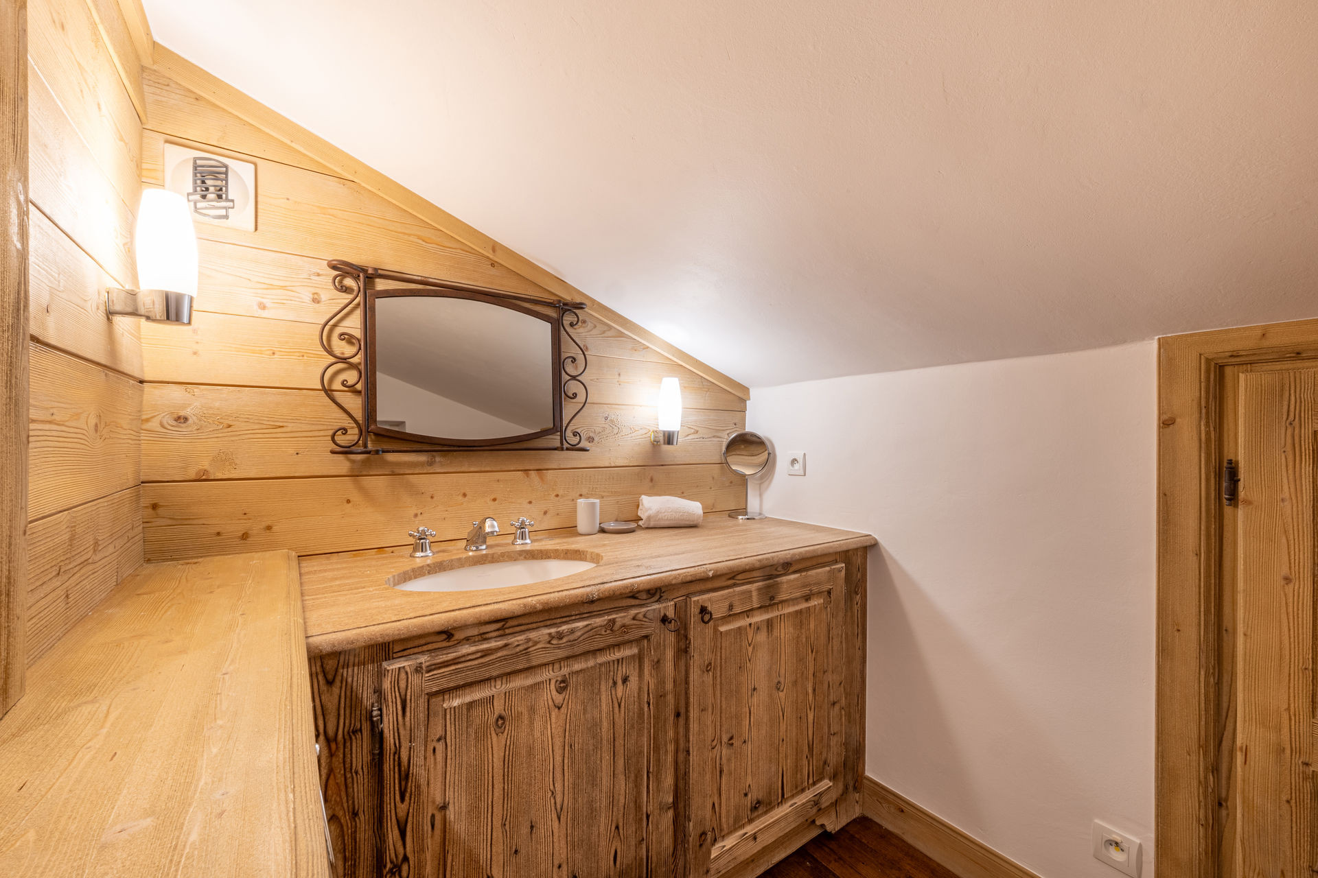 _lv_images__lot_0002340348_13_1454797