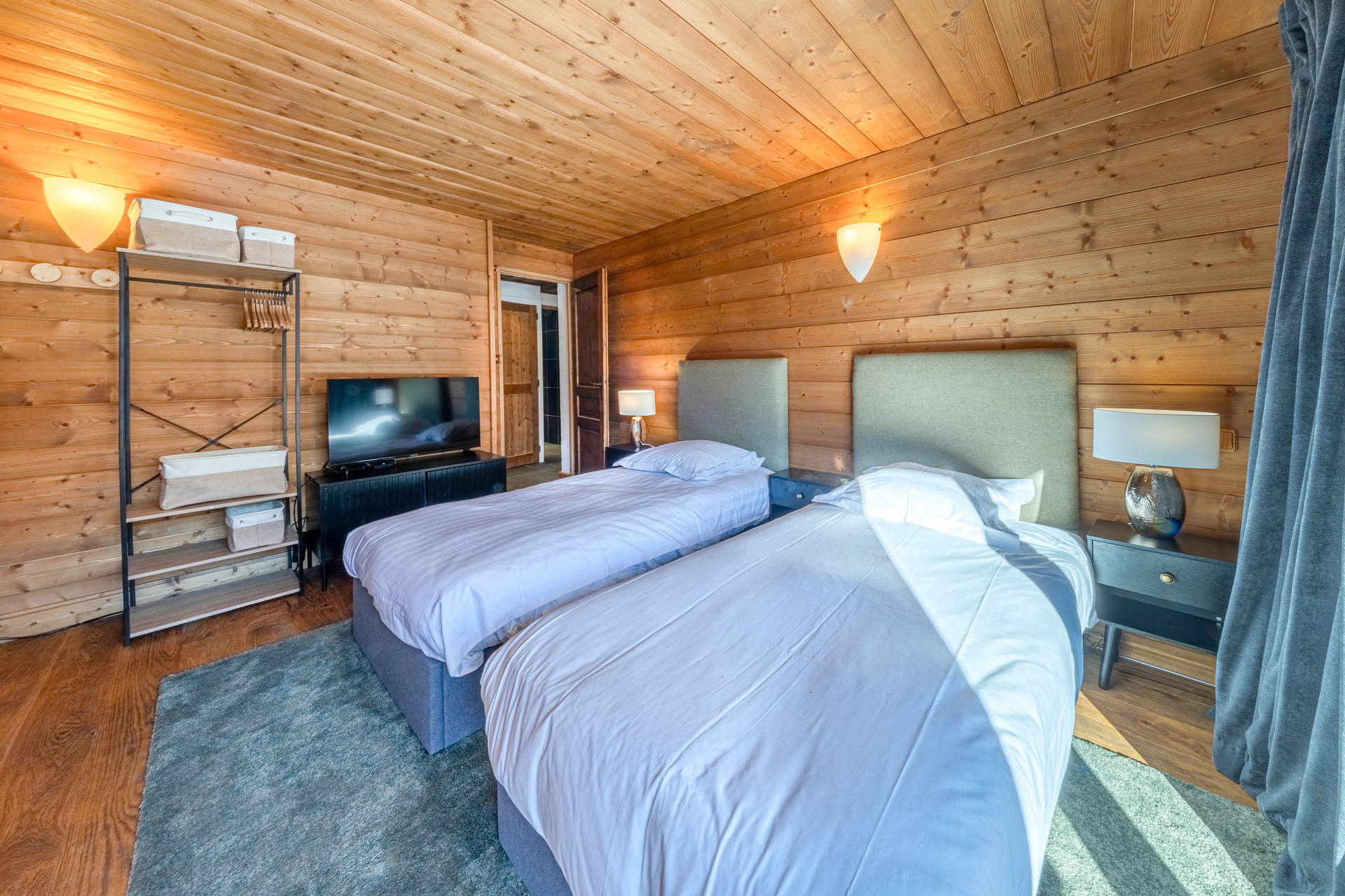 _lv_images__lot_0002340357_08_1455237