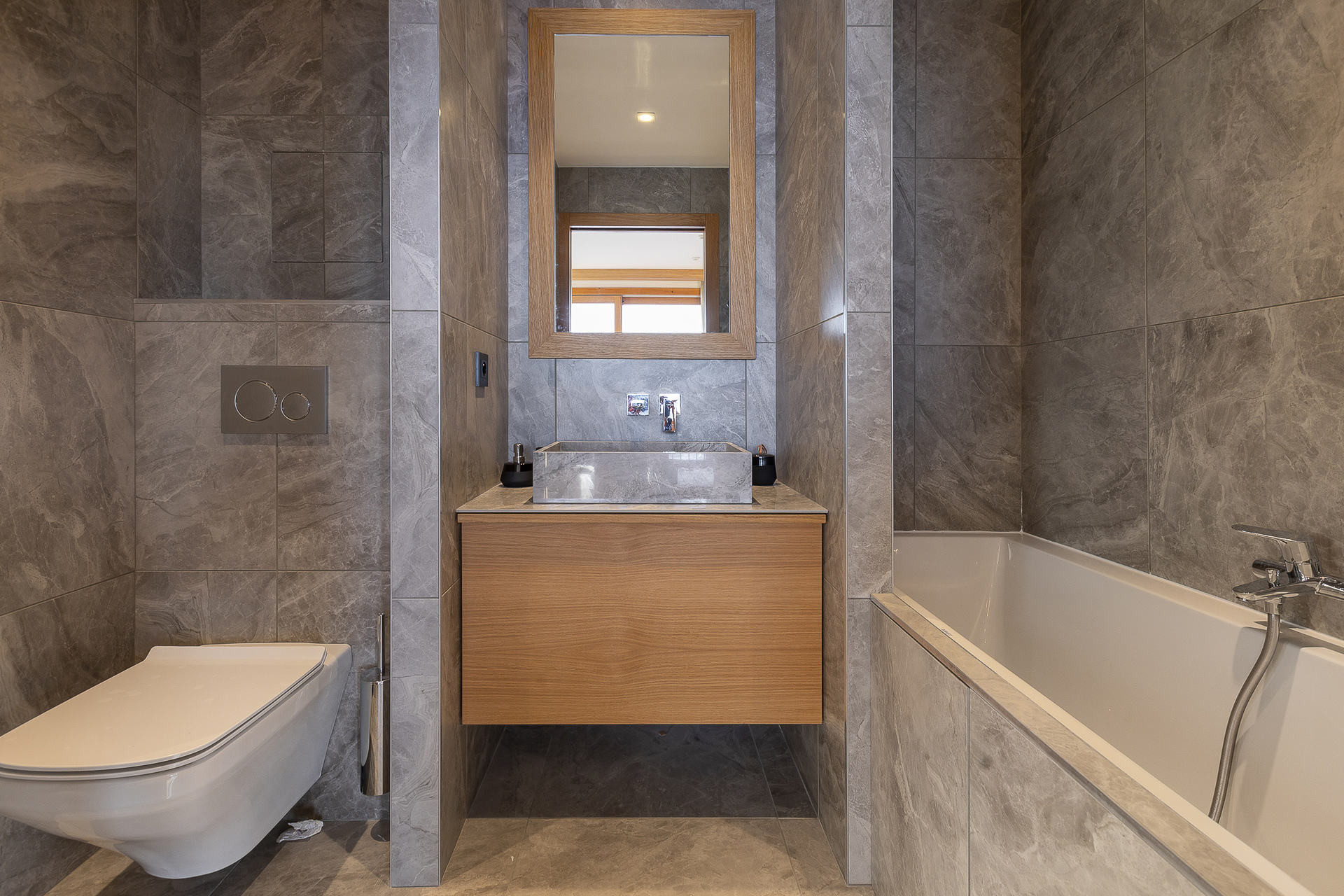 _lv_images__lot_0074061808_12_1342883