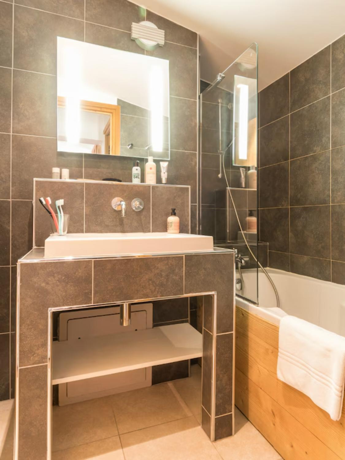 aaa-105972-34-1452040