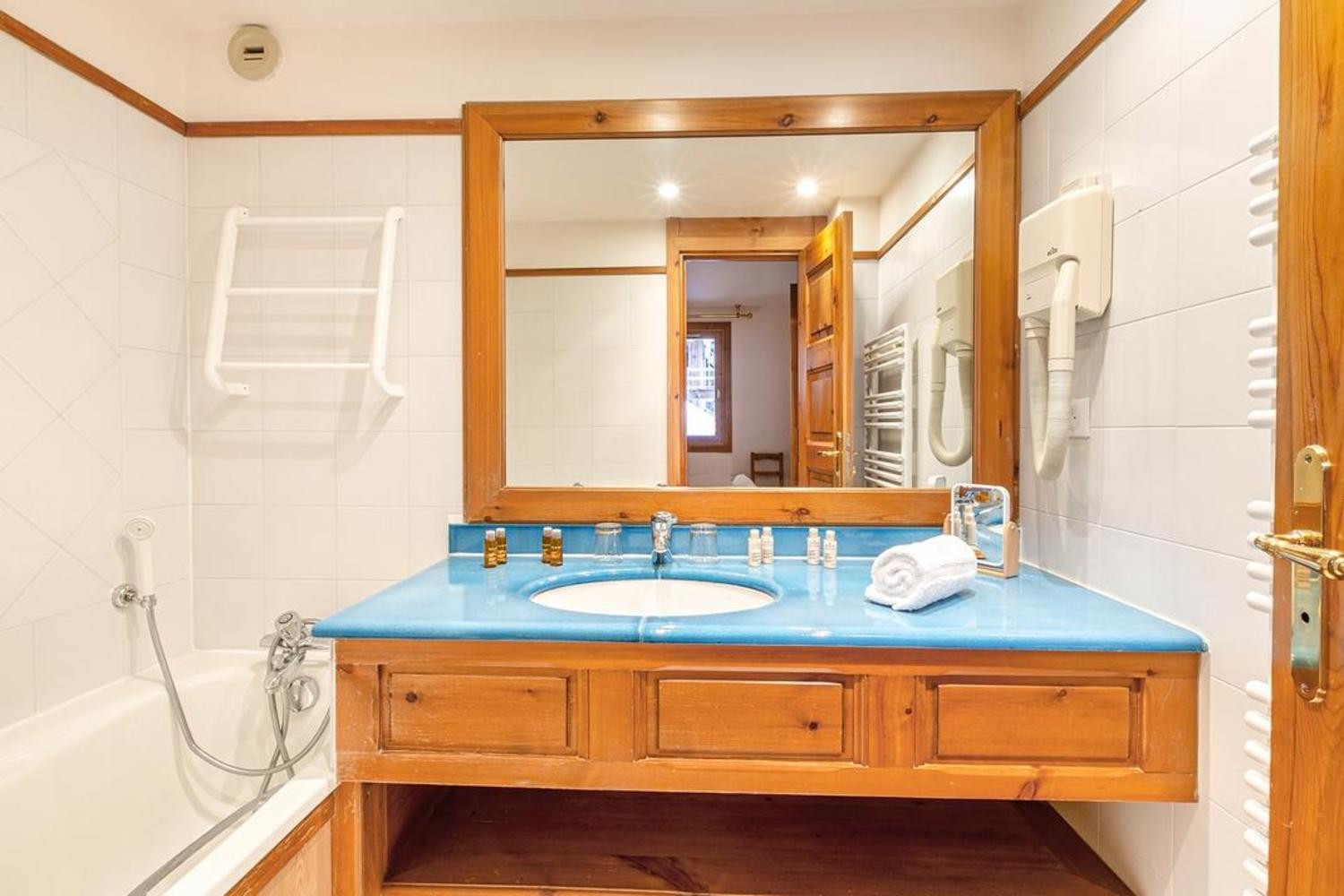 apartment-yeti-c1-meribel-bathroom-1453585