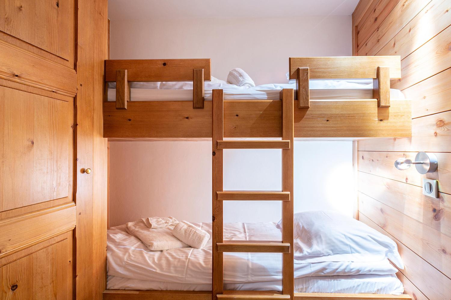 apartment-yeti-c1-meribel-bedroom-1453589