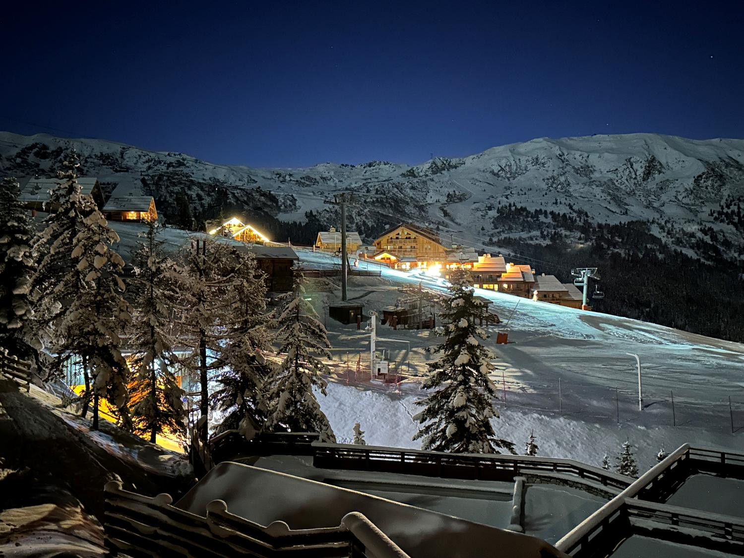 apartment-yeti-c3-meribel-balcony-view-during-night-1453574