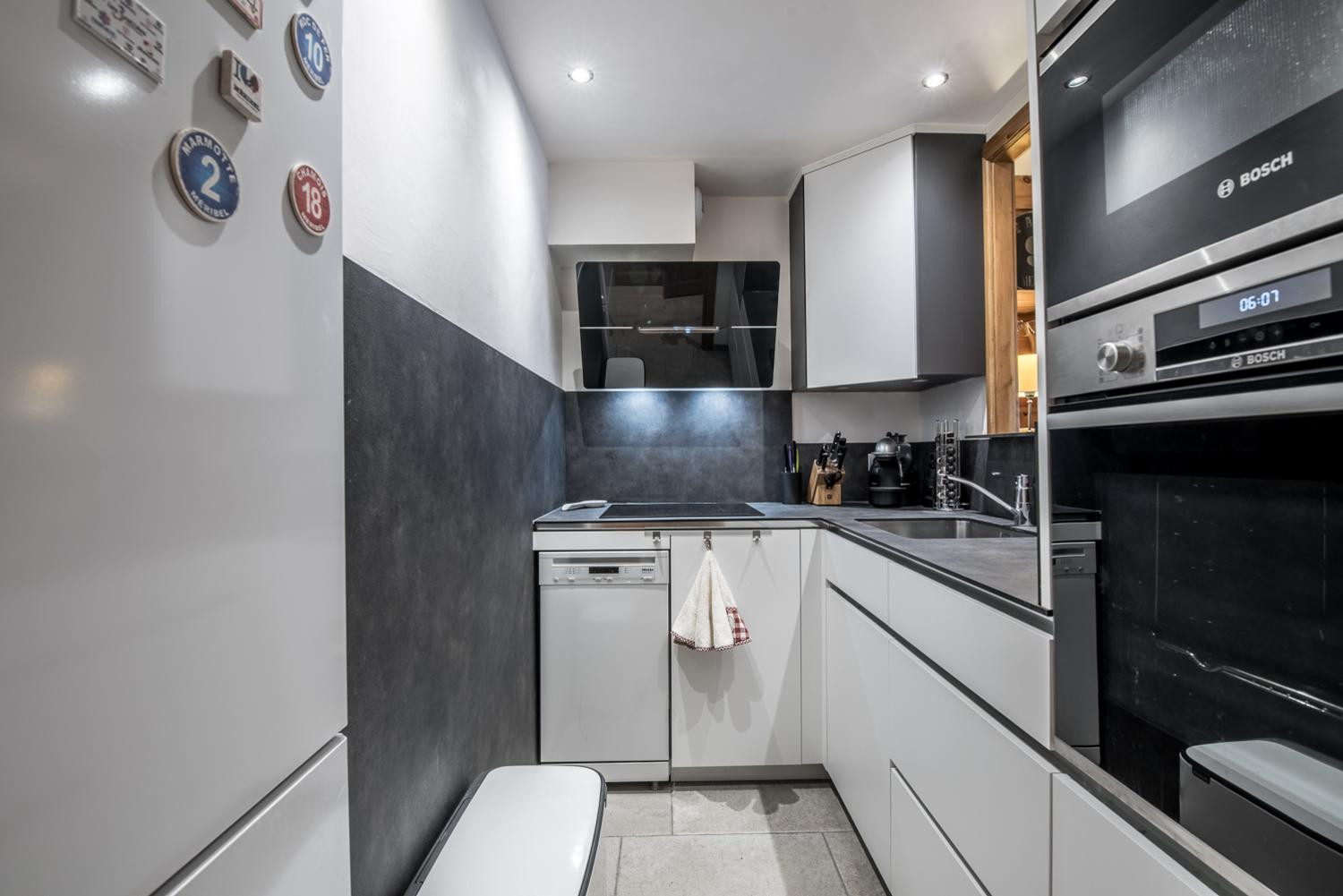 apartment-yeti-c3-meribel-kitchen-1453580