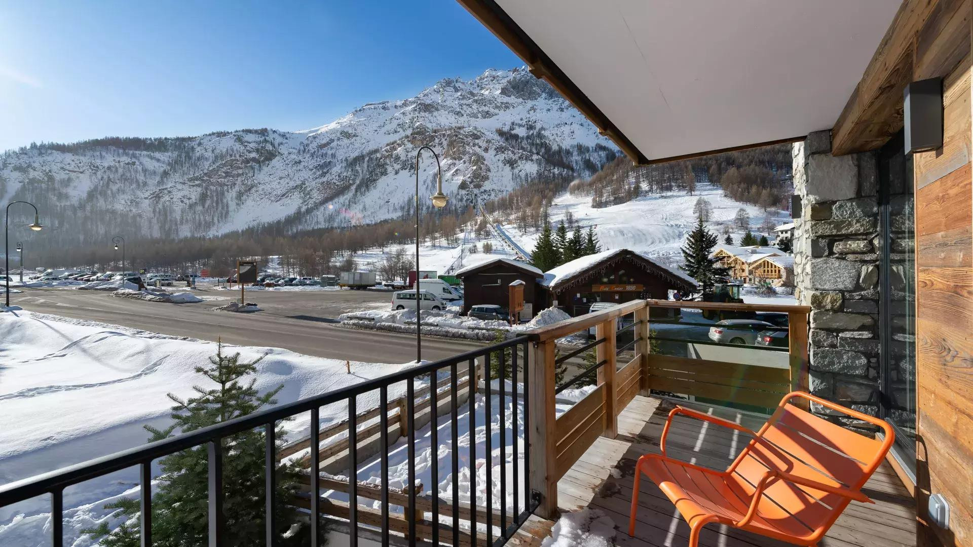 appartement-blanchot-7-location-chalets-covarel-val-disere-alpes-france-terrasse-jpg-1450531