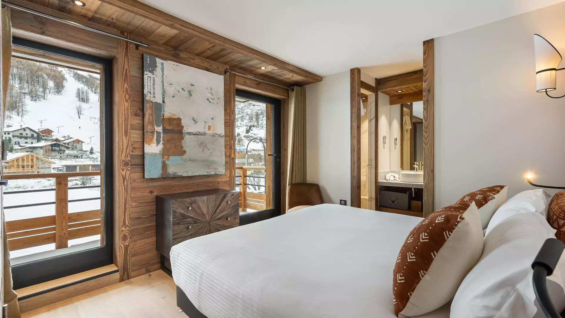 appartement-ourson-6-location-chalets-covarel-val-disere-alpes-france-chambre-master-jpg-1450537