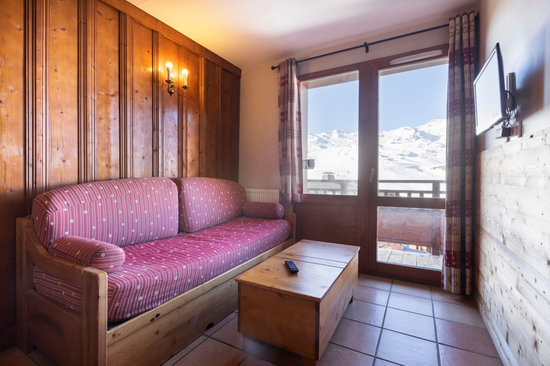 balcons-vt-apt2-val-thorens-living-room-sofa-and-view-1462525