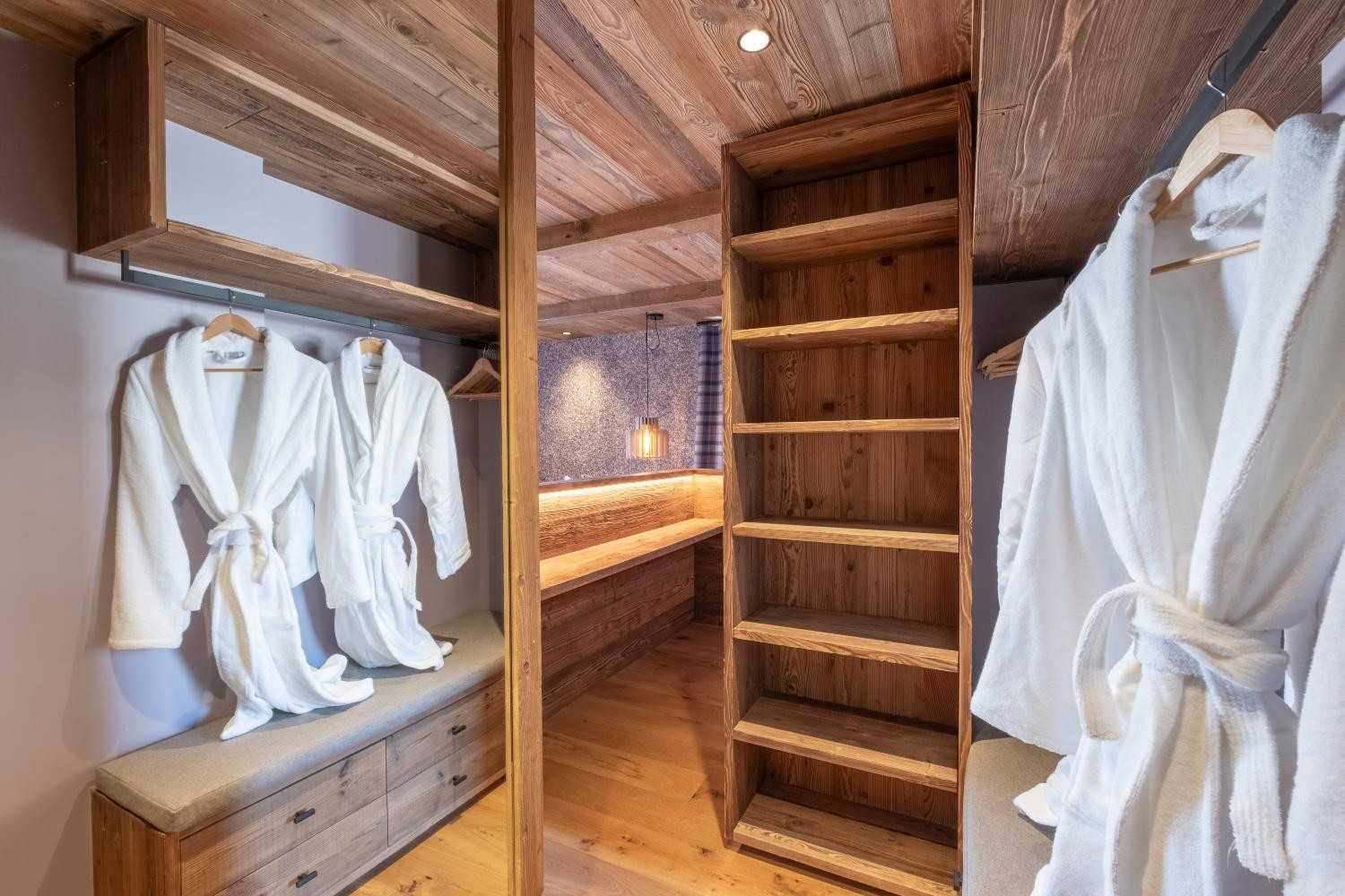 c81a61f6-d24e-4b5b-8dca-d1ca5e75d147-1450923