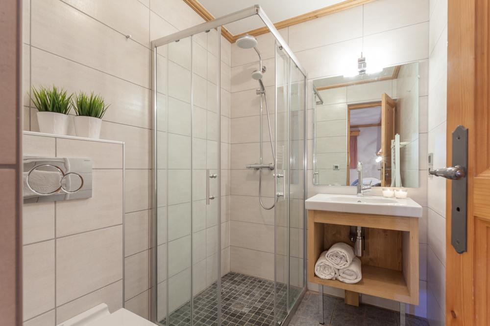 chalet-covie-meribel-bathroom-2-1453149 chalet-covie-meribel-bathroom-2-1453149