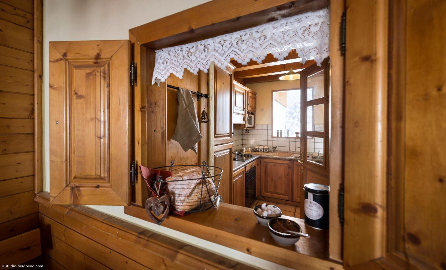 chalet-des-cimes-la-plagne-5p8-kitchen-2-313431