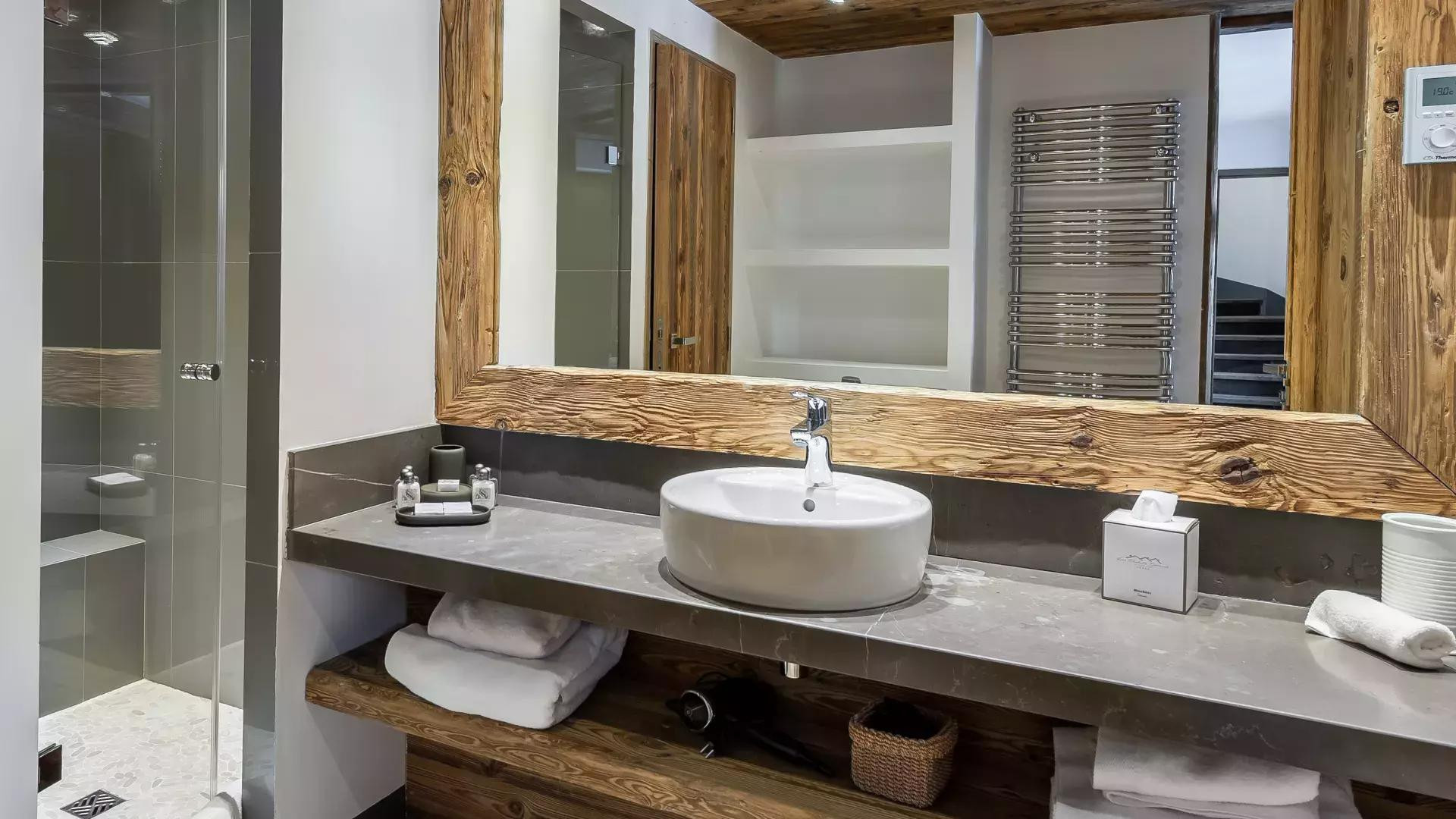 chalet-face-location-chalets-covarel-val-d-ise-re-alpes-france-salle-de-bain-2-jpg-1450649