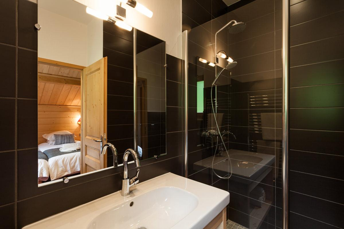 chalet-l-erine-meribel-bathroom-2-1453197