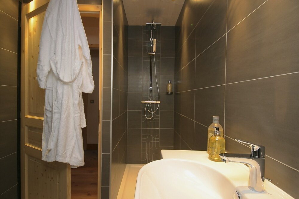 chalet-la-petite-meribel-bathroom-2-394567
