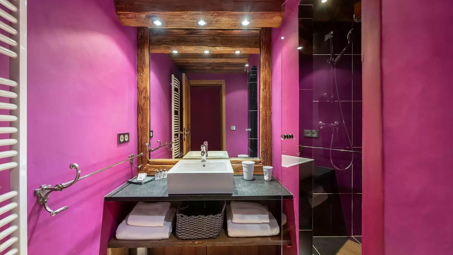 chalet-lievre-blanc-location-chalets-covarel-val-d-ise-re-alpes-france-salle-de-bain-1-jpg-1450617