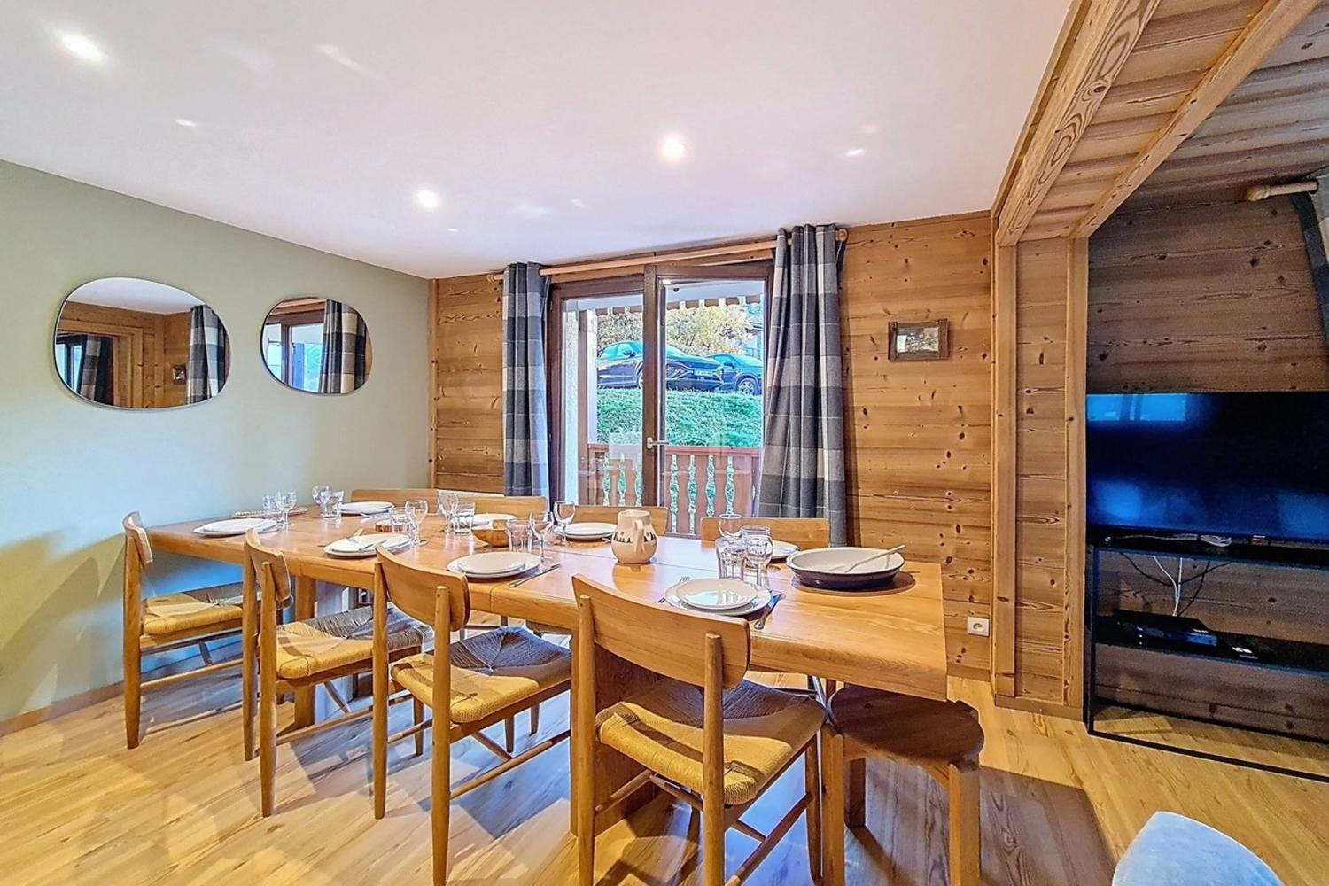 dining-area-spacious-5-bedroom-10-person-apartment-near-the-slopes-in-saint-martin-de-belleville-2-1460636
