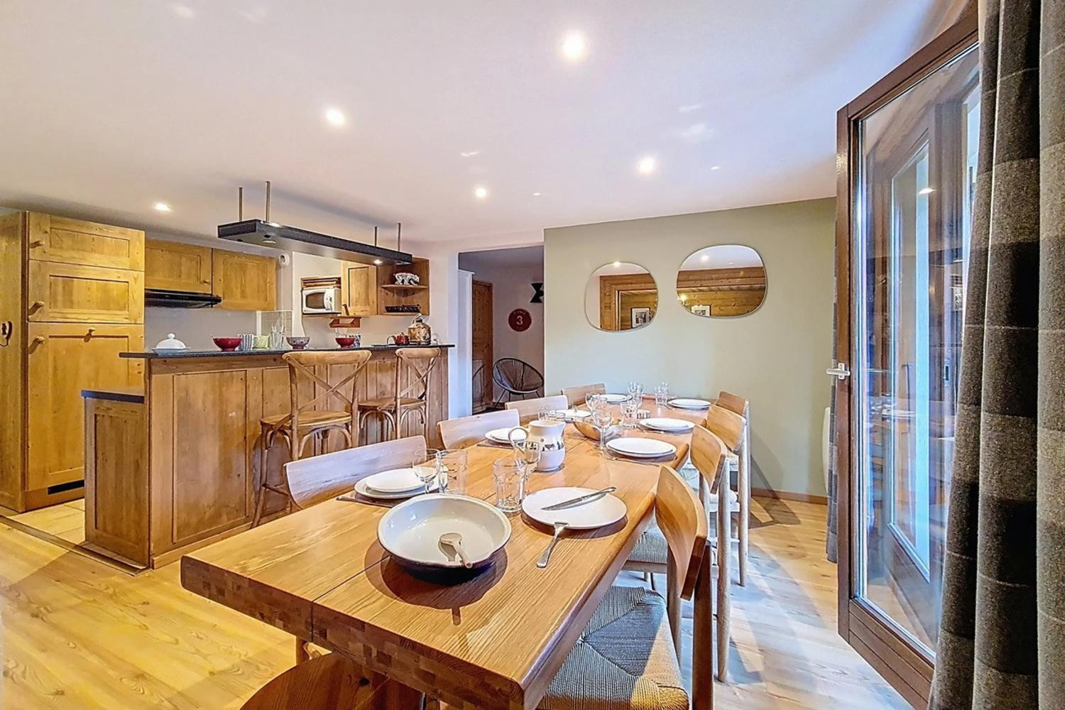 dining-room-spacious-5-bedroom-10-person-apartment-near-the-slopes-in-saint-martin-de-belleville-1460637