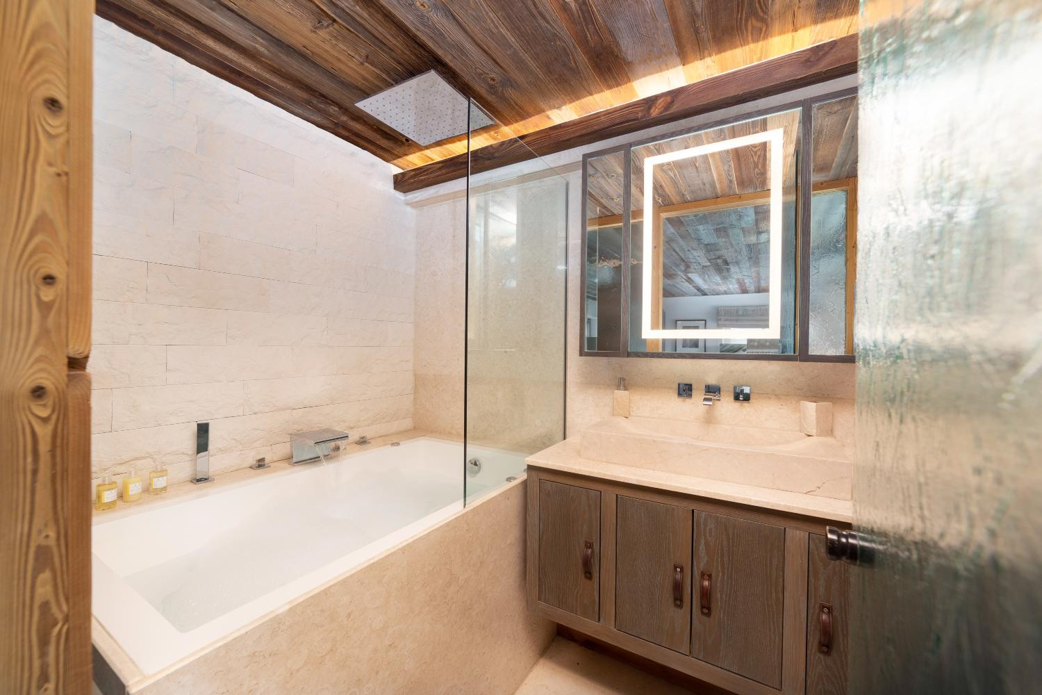 e0da9619-e9e4-4048-9c53-753dbd6c40c3-1451306