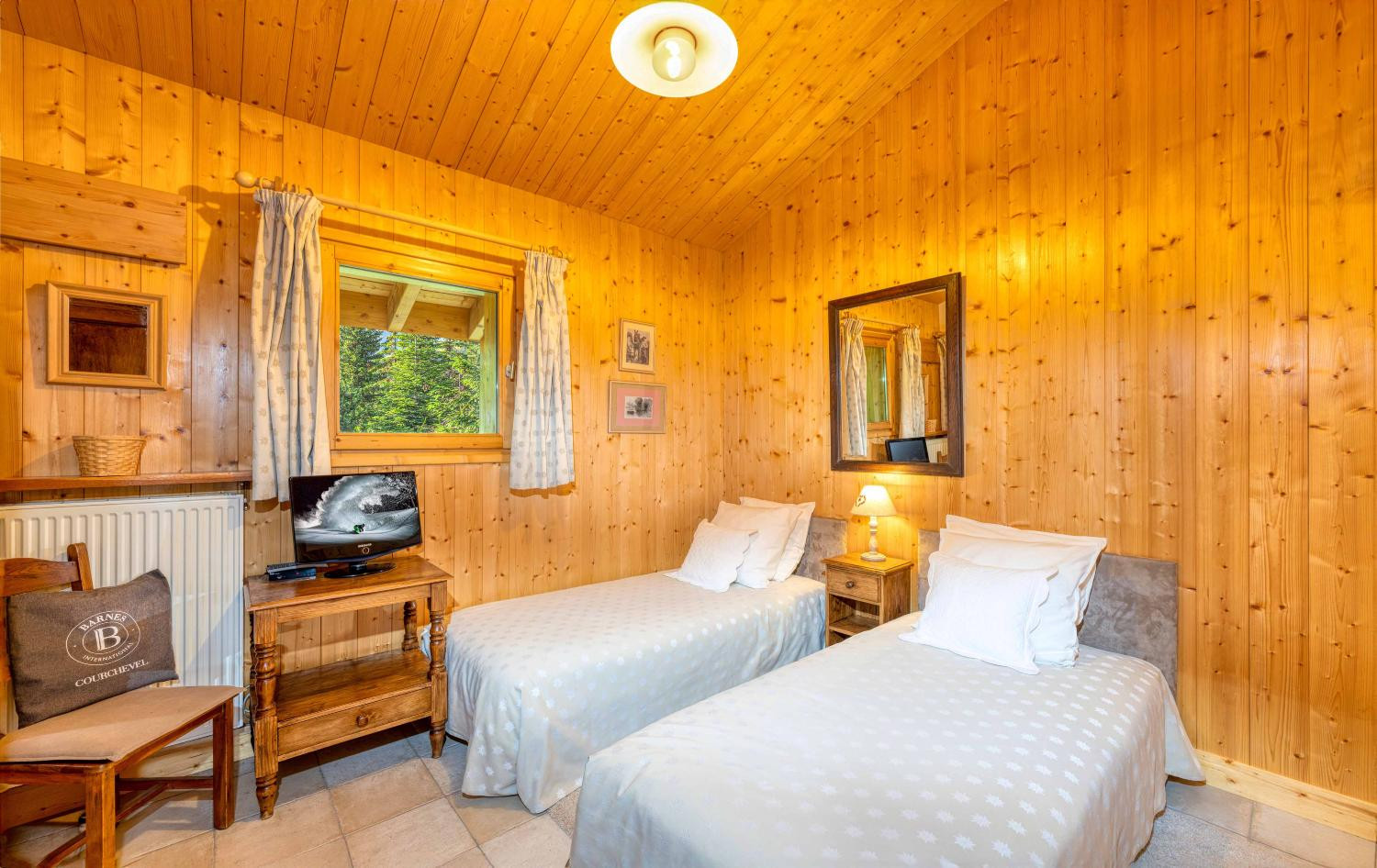 e8ecf360-3949-454d-9061-14509e014eb9-1451566