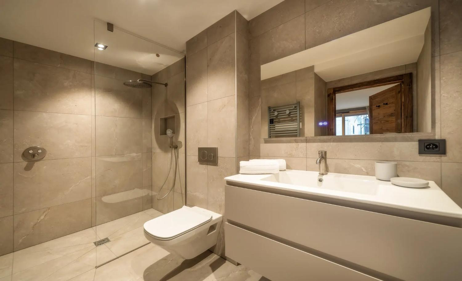 elevation-alps-snow-star-lodge-bedroom-3-enuite-shower-room-1462372