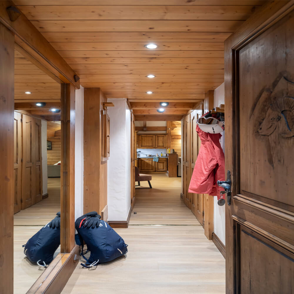 ginabelle-chamonix-hallway-1460779 ginabelle-chamonix-hallway-1460779