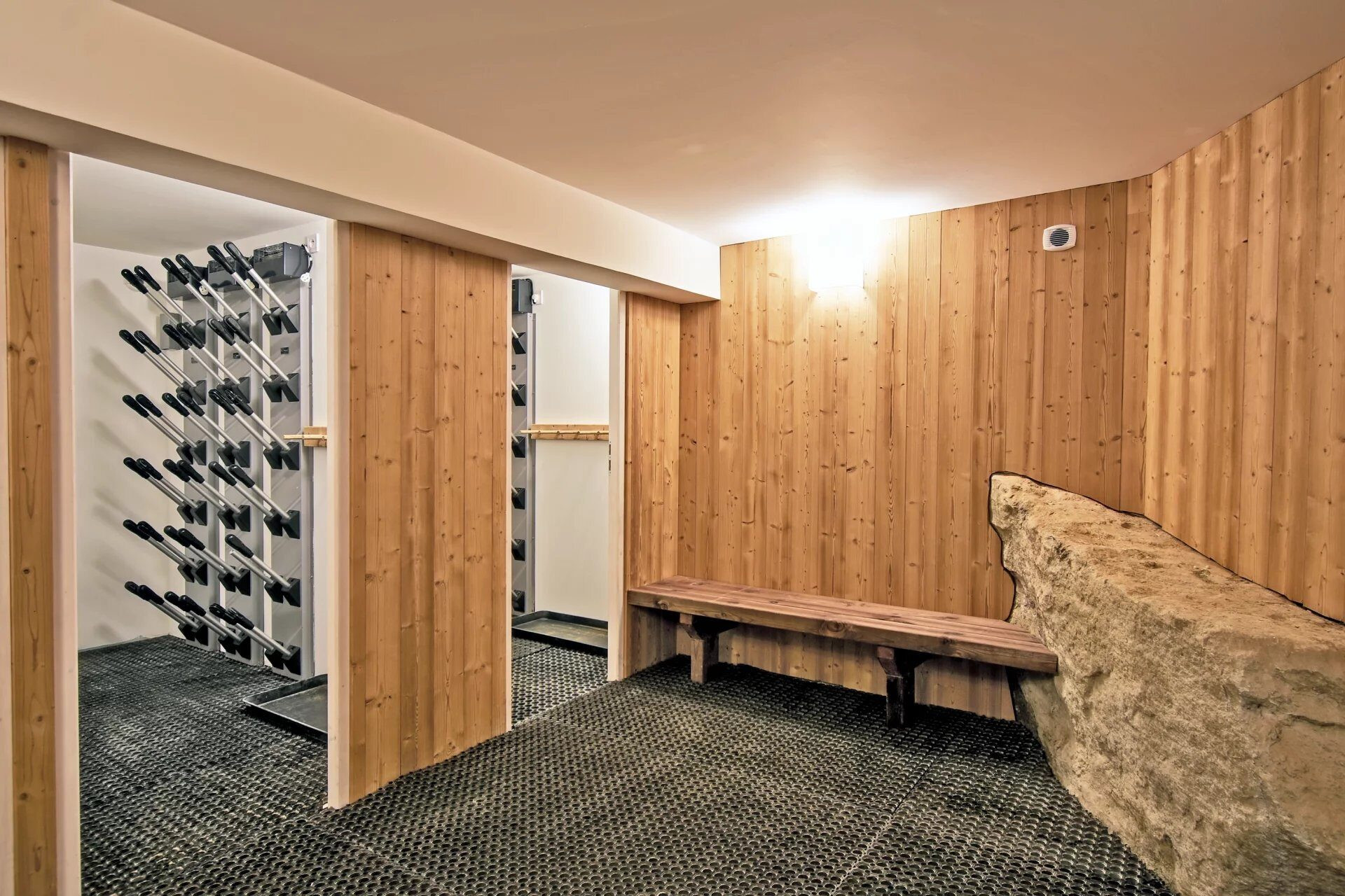 le-ferret-ski-locker-1449736