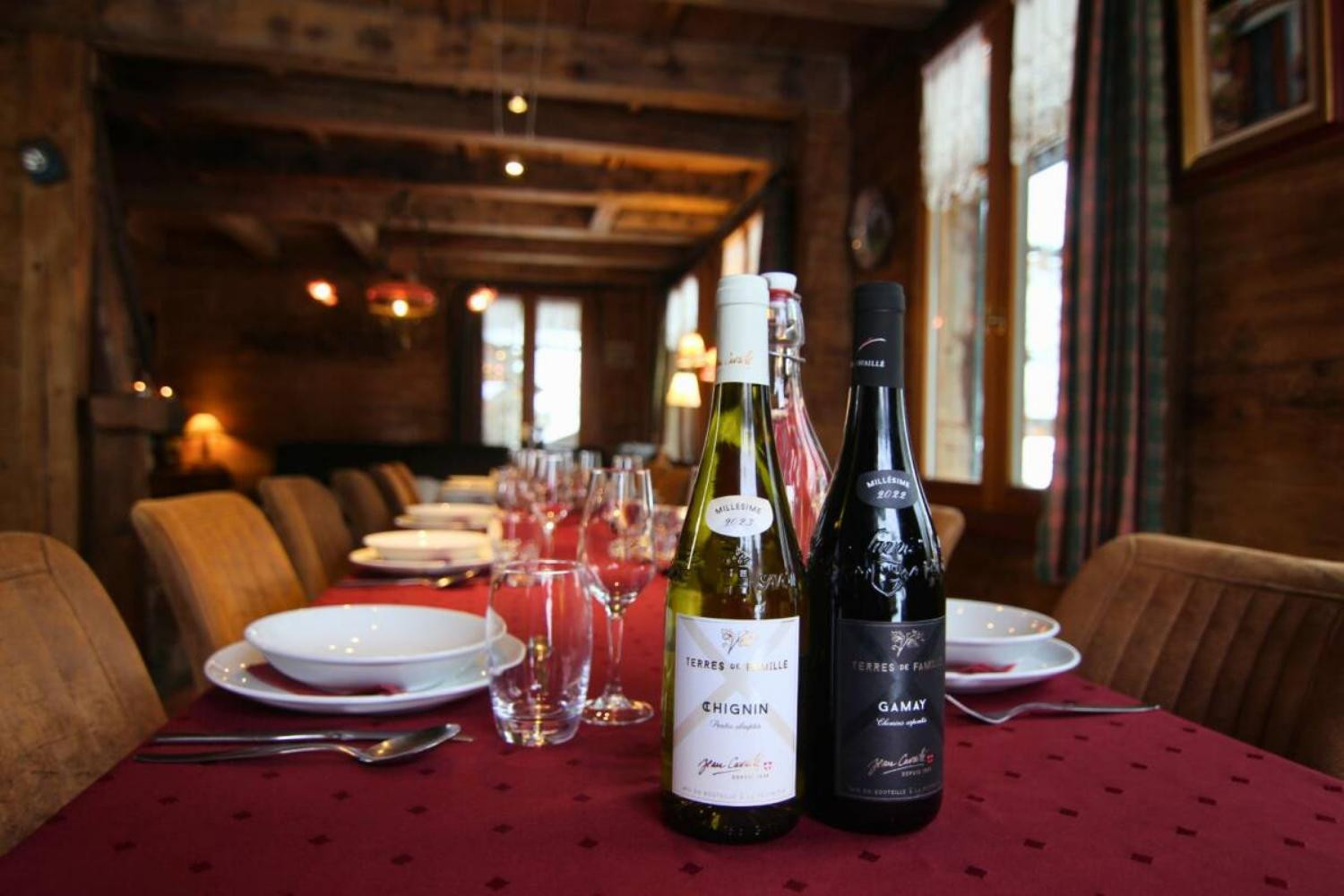 le-vieux-dinertafel-met-wijn-scalewidthwzeymdbd-1466656
