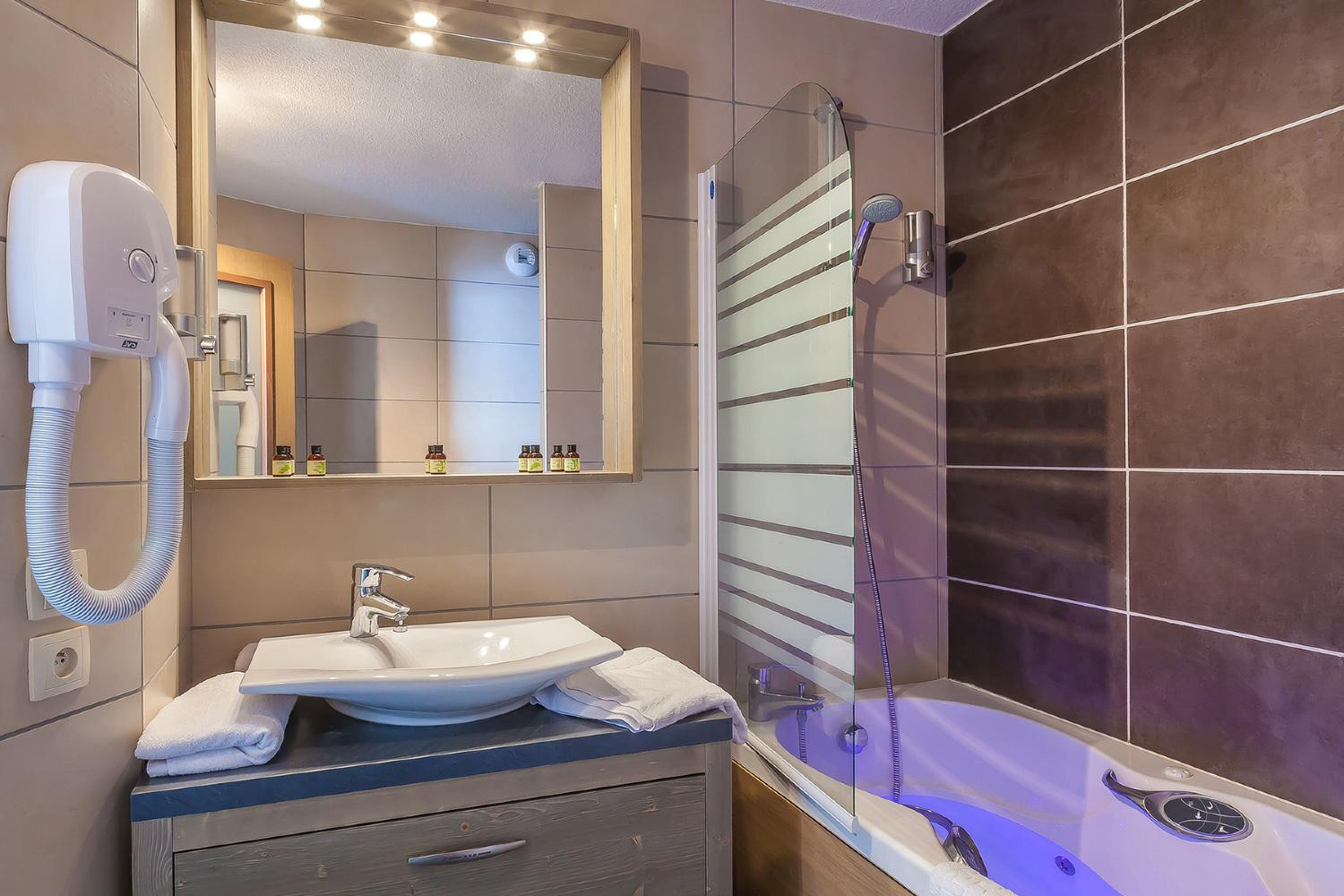 les-balcons-platinum-val-thorens-12-14-bed-bathroom-306312