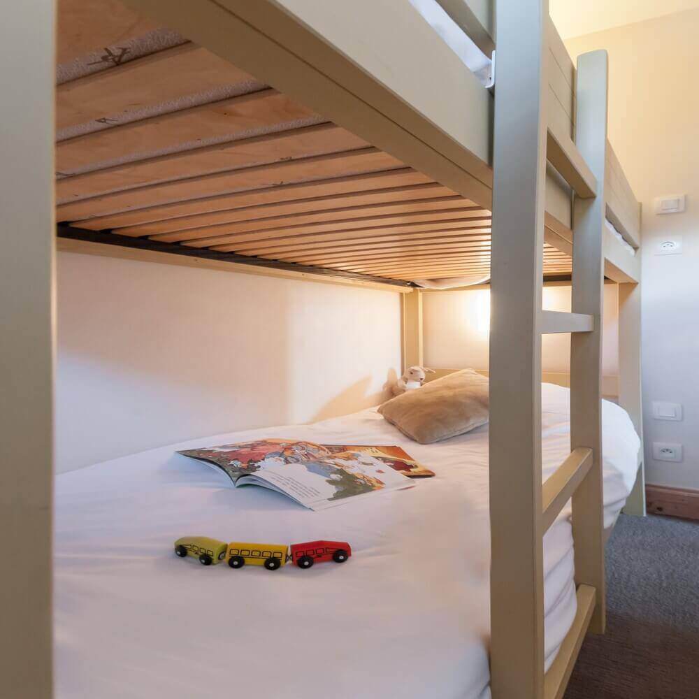 lescrets-m-ribel-bedroom-1460804
