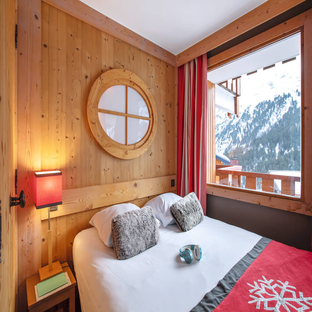 lescrets-m-ribel-bedroom-4-1460805