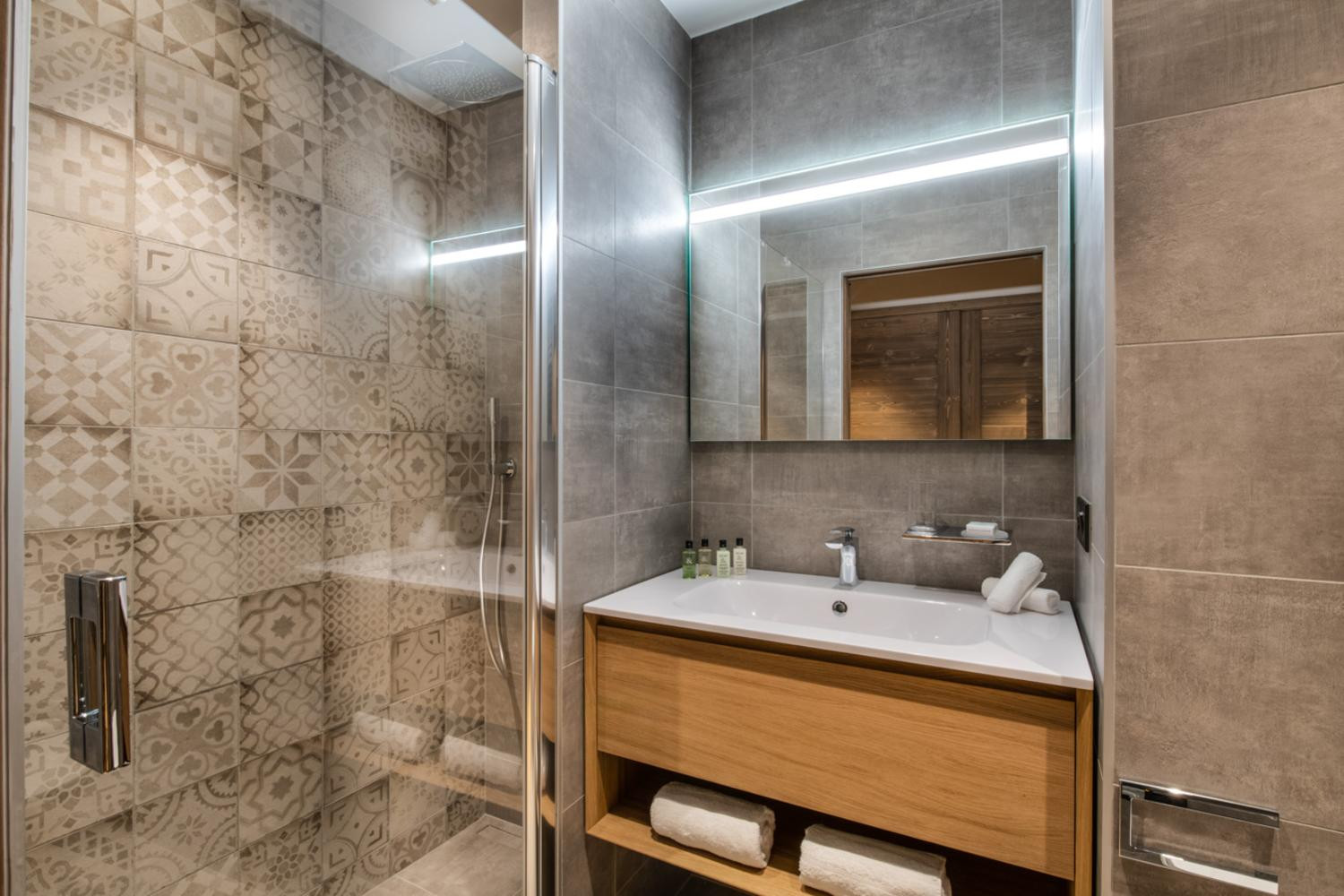 manali-lodge-yangra-dec19-06-768647 manali-lodge-yangra-dec19-06-768647