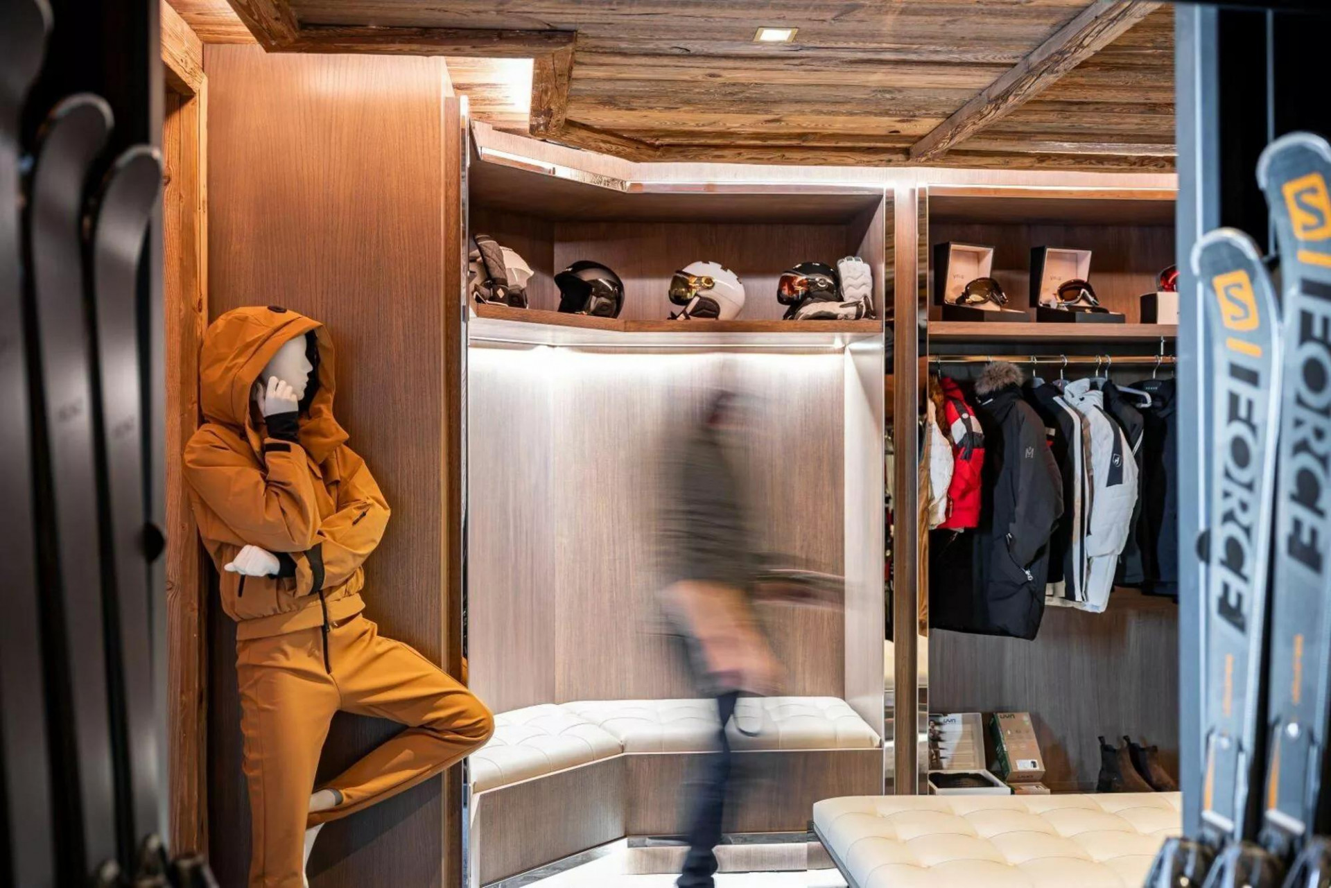 photos-bien-2120-designer-ski-room-by-bo-by-bernard-orcel-with-ski-butlers-ultima-courchevel-belveadeare-1450306