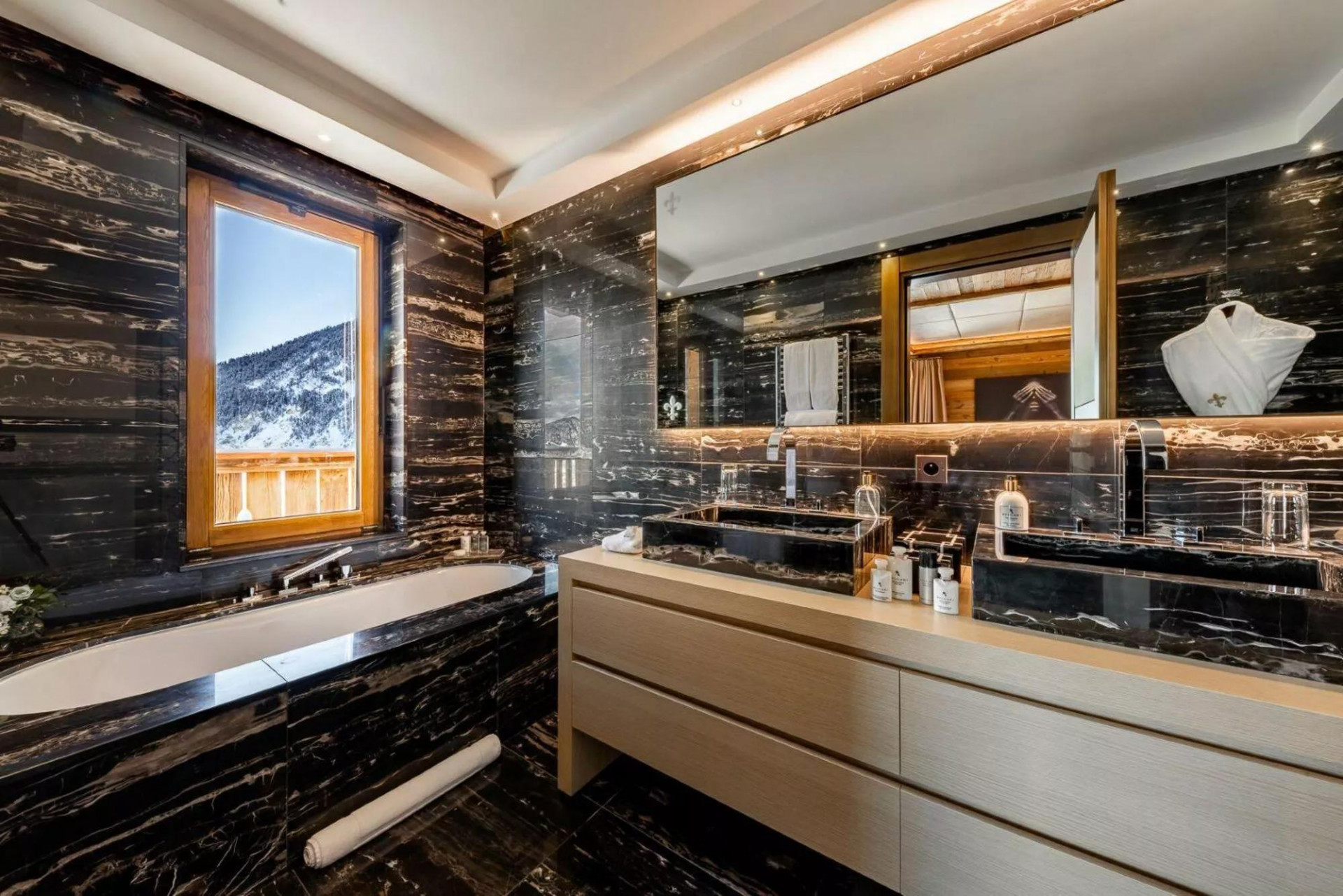 photos-bien-2120-marbled-bathroom-prestige-residence-sud-resort-ultima-courchevel-belveadeare-1450314