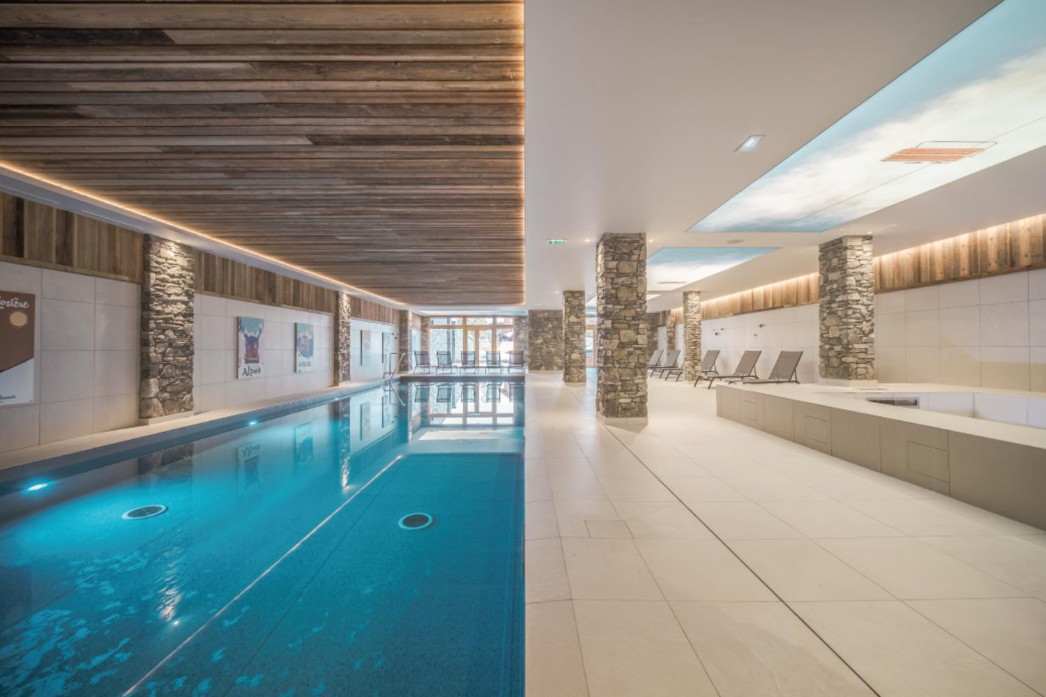 sky-la-rosiere-pool-2-74-1443565