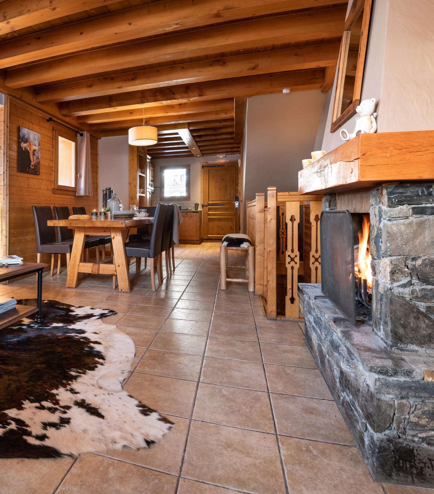 soleil1-apt14-5p8s-8pers-fireplace-dining-313481